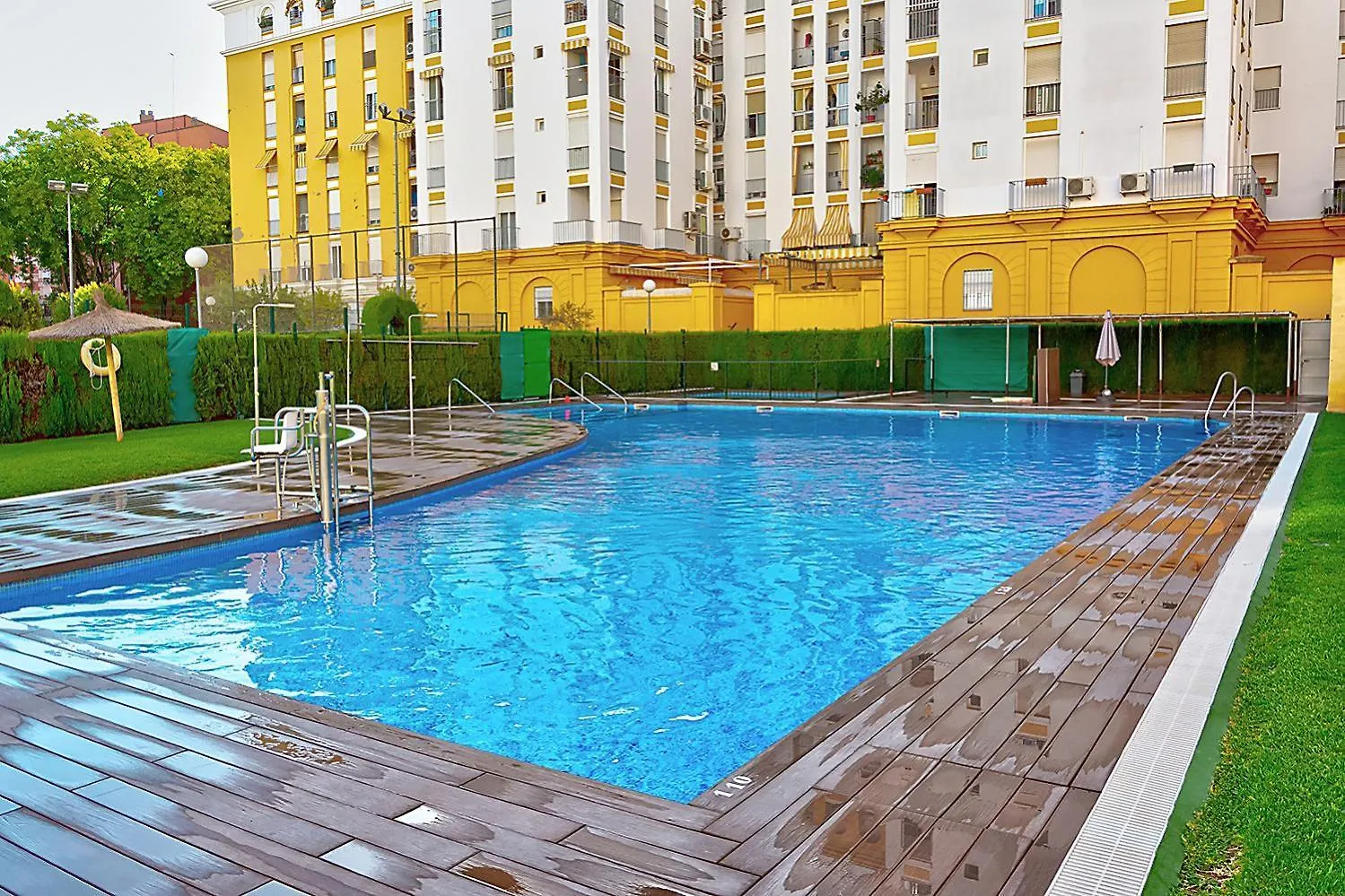 Luxury Apartment In Seville With Pool contacts